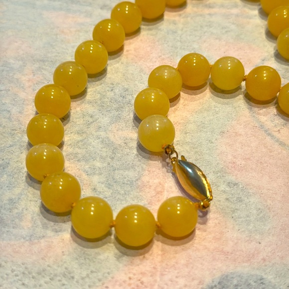 Yellow agate bead (10mm) knotted necklace w/ 14K gold clasp - 17.5” - Picture 2 of 4